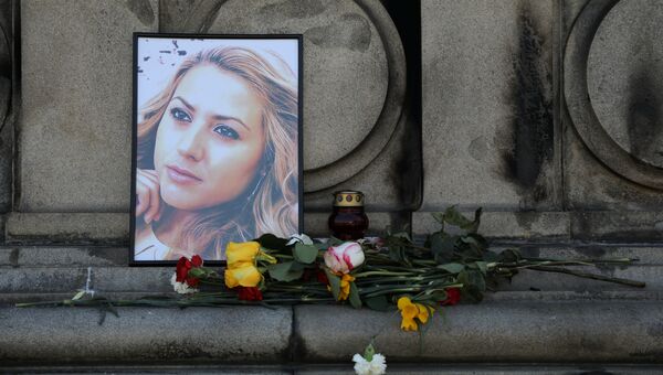 Портет журналистки Виктории Мариновой на импровизированном мемориале в городе Русе, Болгария