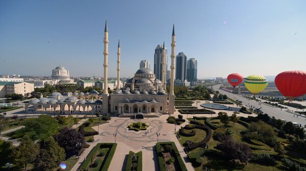 Центральная мечеть и центр города во время празднования 198-летия города Грозного