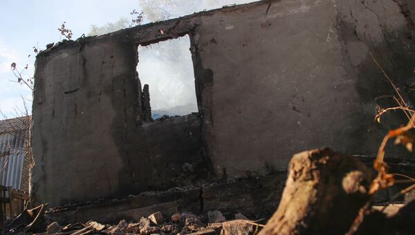 Последствия обстрела поселка Донецкий со стороны ВС Украины. Архивное фото