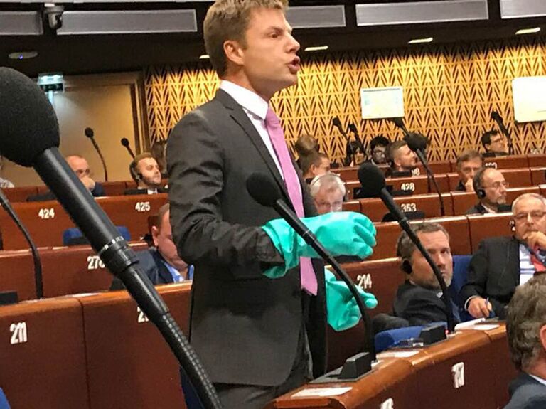 Выступление народного депутата Украины Алексея Гончаренко в резиновых перчатках на заседании ПАСЕ. 9 октября 2018