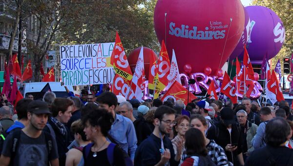 Участники акции протеста против государственной социальной политики в Париже, Франция. 9 октября 2018