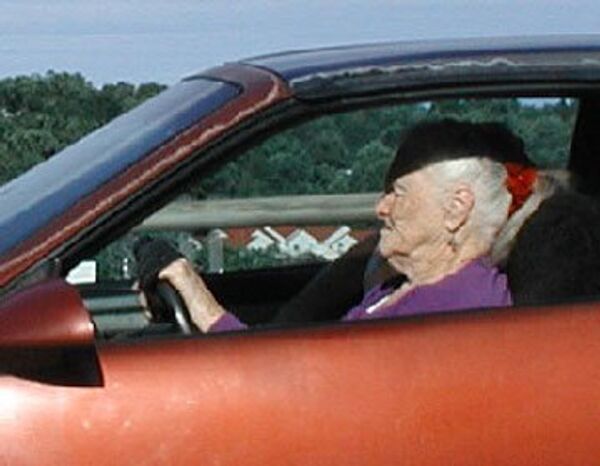 Пожилой автомобилист