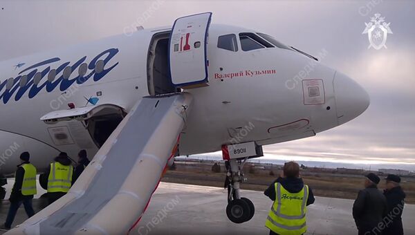 Самолет Sukhoi Superjet 100 авиакомпании Якутия в аэропорту Якутска. 10 октября 2018