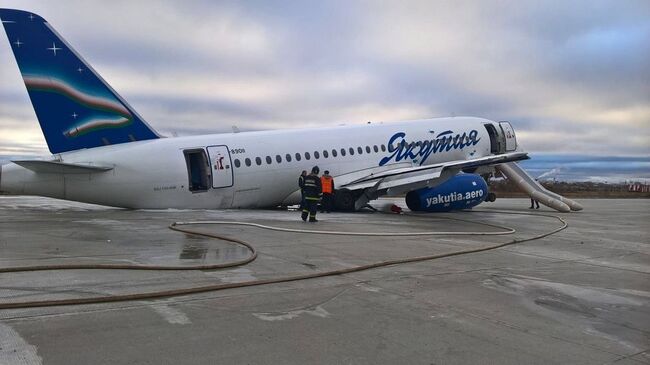 Самолет Sukhoi Superjet 100 авиакомпании Якутия в аэропорту Якутска. 10 октября 2018