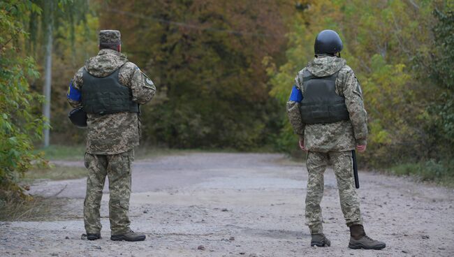 Оцепление района, где произошел взрыв на складе боеприпасов в Черниговской области. Архивное фото