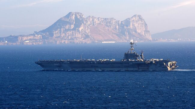 Американский авианосец Гарри Трумэн в Гибралтарском проливе