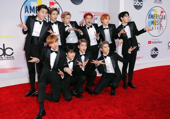 Участники группы NCT 127 на церемонии награждения American Music Awards в Лос-Анджелесе