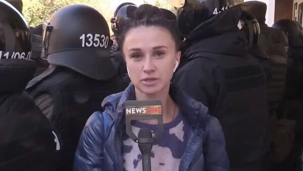 Корреспондент телеканала NEWSONE Анастасия Пшеничная во время акции протеста у здания МВД Украины