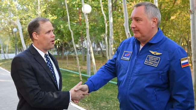 Генеральный директор ГК Роскосмос Дмитрий Рогозин и глава NASA Джим Брайденстайн. Архивное фото