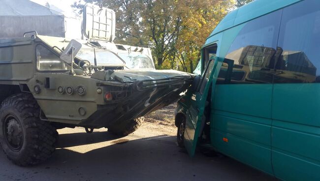 На месте ДТП с участием БТР и маршрутки в селе Мелиоративное Днепропетровской области. Архивное фото