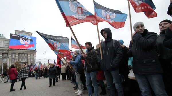 Участники митинга, посвященного празднованию Дня флага, на площади Ленина в Донецке. Архивное фото
