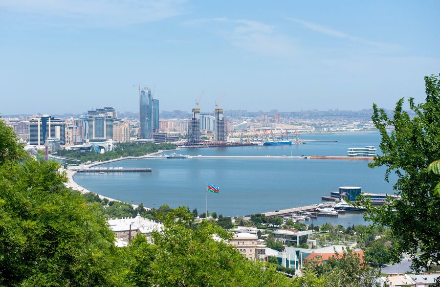 Панорама города Баку и Бакинской бухты в Каспийском море