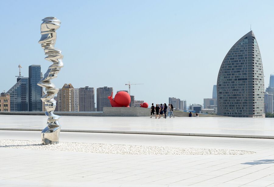 Скульптура в парке у культурного центра Гейдара Алиева на проспекте Г. Алиева в столице Азербайджана Баку