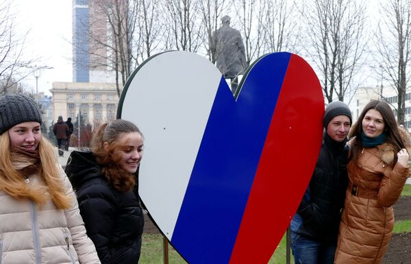 Жители Донецка на митинге-концерте в честь годовщины воссоединения Крыма с Россией Жители Донецка на митинге-концерте в честь годовщины воссоединения Крыма с Россией