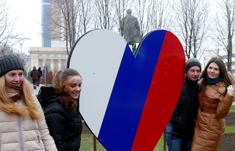 Жители Донецка на митинге-концерте в честь годовщины воссоединения Крыма с Россией Жители Донецка на митинге-концерте в честь годовщины воссоединения Крыма с Россией
