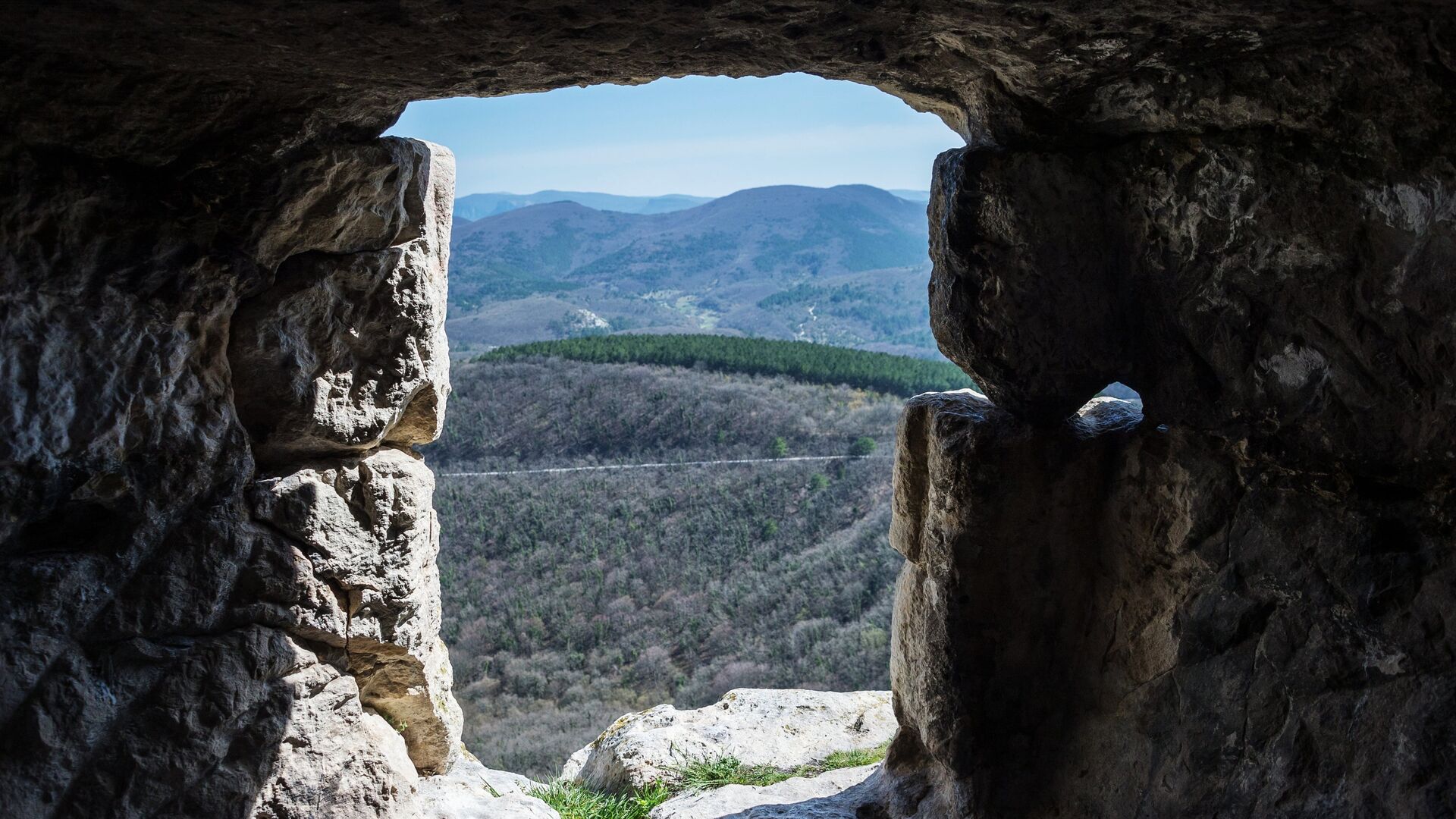 Вид на окрестности из пещерного города Мангуп в Крыму - РИА Новости, 1920, 01.06.2022