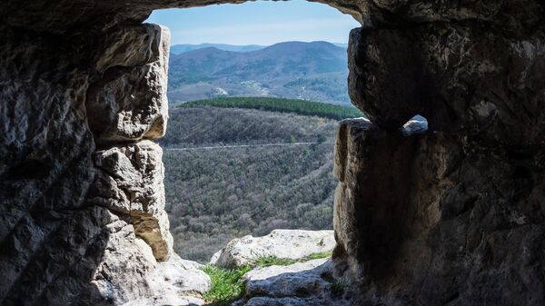 Вид на окрестности из пещерного города Мангуп в Крыму
