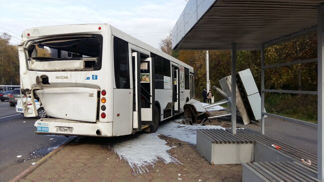 Место столкновения двух автобусов в центре Уфы. 10 октября 2018