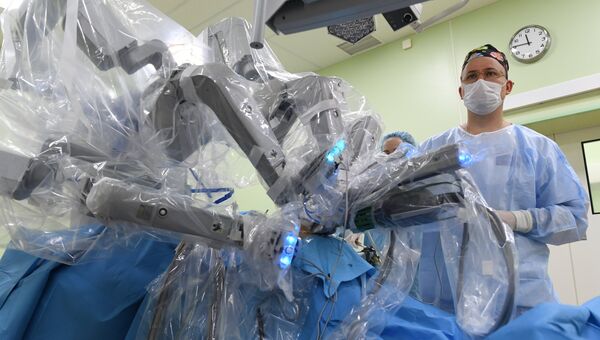 Врачи проводят операцию в отделении роботической хирургии системы Да Винчи в операционном блоке клиники урологии МГМУ имени И. М. Сеченова