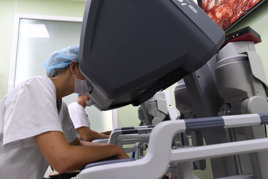 Врачи проводят операцию в отделении роботической хирургии системы «Да Винчи» в операционном блоке клиники урологии МГМУ имени И. М. Сеченова 