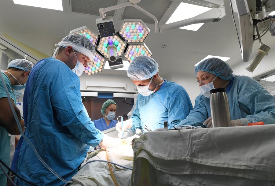 Медики во время операции по удалению раковой опухоли прямой кишки в операционной Клинического центра МГМУ имени И. М. Сеченова 