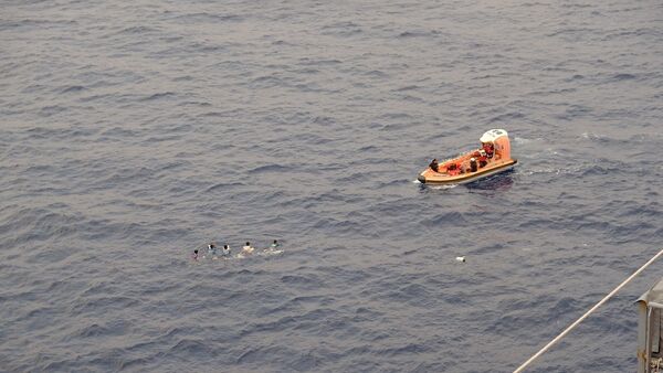 Моряки транспортного судна ВМС США Wally Schirra во время спасения группы филиппинских рыбаков в Южно-Китайском море