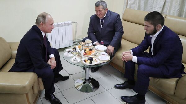 Президент России Владимир Путин и боец Хабиб Нурмагомедов