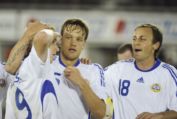 Игроки сборной Финляндии Микаэль Форселль, Мика Вайеринен и Даниэль Сьолунд (слева направо) в матче со сборной Азербайджана