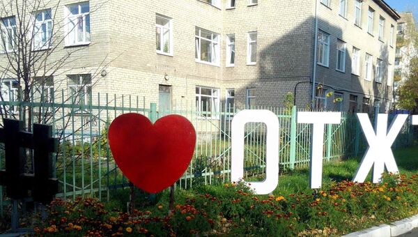 Сердце, которое установлено в Омске у здания железнодорожного техникума