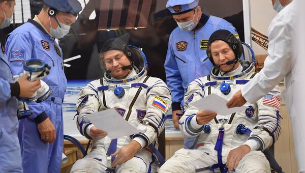Член основного экипажа МКС-57/58 космонавт Роскосмоса Алексей Овчинин и член основного экипажа МКС-57/58 астронавт NASA Ник Хейг перед стартом ракеты-носителя Союз-ФГ. 11 октября 2018