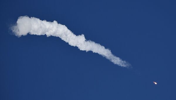 Ракета-носитель Союз-ФГ с пилотируемым кораблем Союз МС-10 после старта. 11 октября 2018