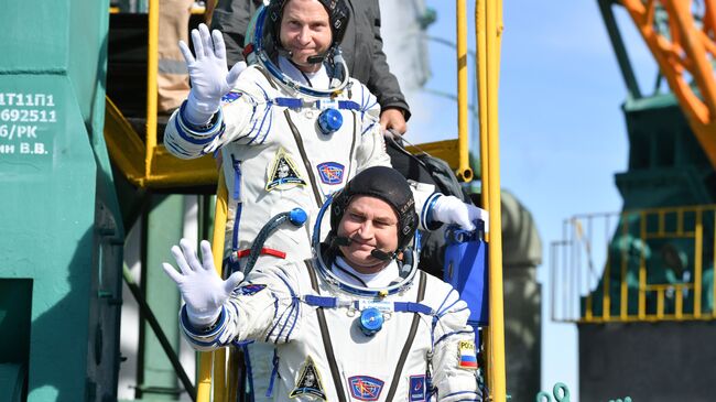 Астронавт NASA Ник Хейг и космонавт Роскосмоса Алексей Овчинин перед стартом ракеты-носителя Союз-ФГ с пилотируемым кораблем Союз МС-10 на космодроме Байконур