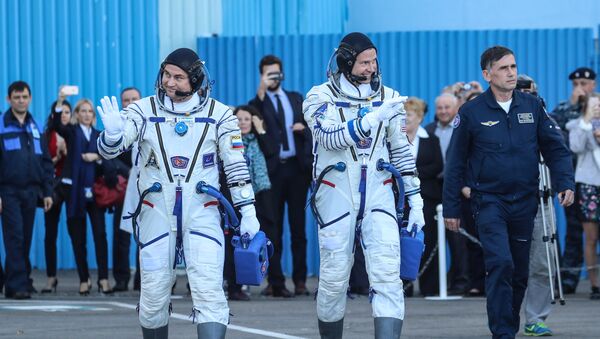 Космонавт Роскосмоса Алексей Овчинин и астронавт NASA Ник Хейг перед стартом ракеты-носителя Союз-ФГ с пилотируемым кораблем Союз МС-10 на космодроме Байконур