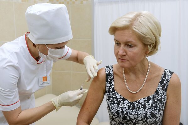 Ольга Голодец делает прививку против гриппа