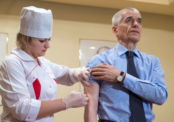 Геннадий Онищенко делает прививку против гриппа