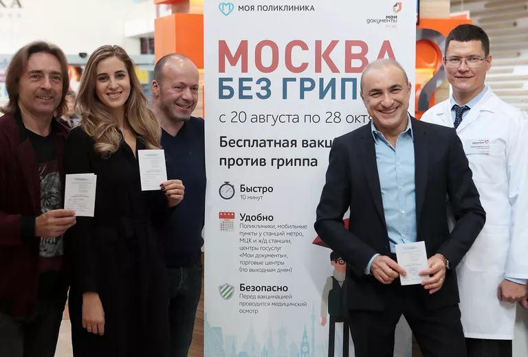 Народный артист России музыкант Михаил Турецкий (второй справа) и музыканты Хора Турецкого после прививок против гриппа Народный артист России музыкант Михаил Турецкий (второй справа) и музыканты Хора Турецкого после прививок против гриппа