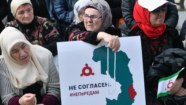 Участницы митинга в Магасе против соглашения о границе между Ингушетией и Чечней. Архивное фото