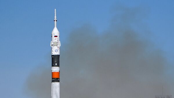 Ракета-носитель Союз-ФГ с пилотируемым кораблем Союз МС-10 после старта с космодрома Байконур
