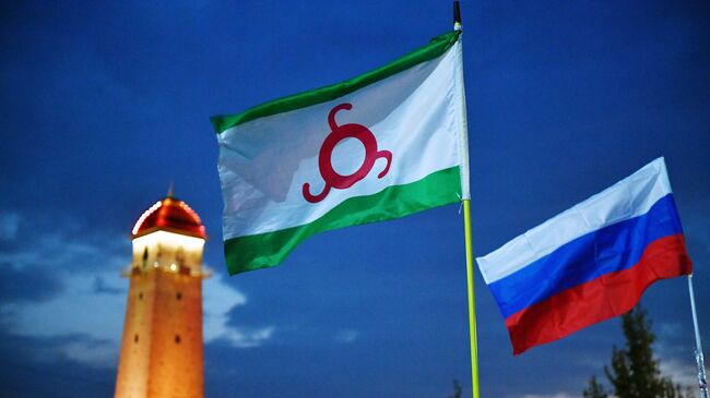 Флаги Ингушетии и России на митинге в Магасе Флаги Ингушетии и России на митинге в Магасе