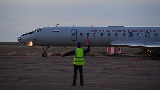 Самолет с членами основного экипажа МКС-57/58 космонавтом Роскосмоса Алексеем Овчининым и астронавтом NASA Ником Хейги в аэропорту Байконура. 11 октября 2018