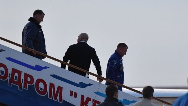 Члены основного экипажа МКС-57/58 космонавт Роскосмоса Алексей Овчинин и астронавт NASA Ник Хейг в аэропорту Байконура. Архивное фото