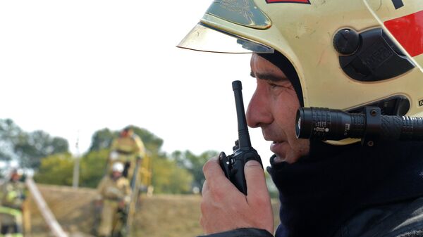 Сотрудник пожарной службы МЧС РФ во время командно-штабных учений