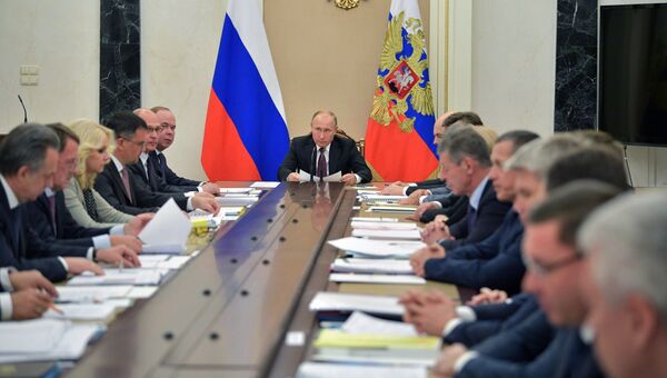 Владимир Путин проводит совещание с членами правительства РФ