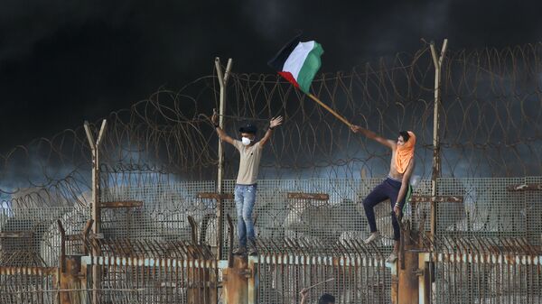 Палестинские протестующие возле границы с Израилем. Архивное фото