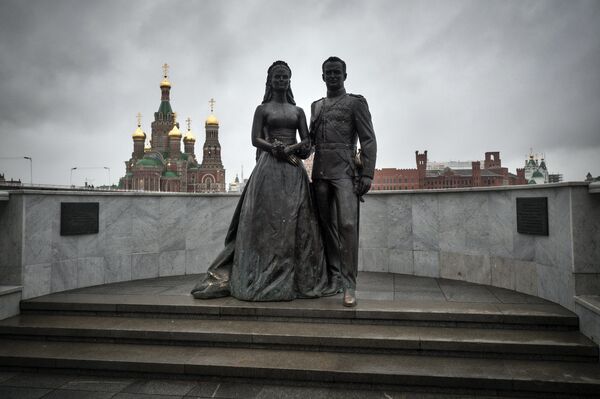 Статуя Грейс Келли и Ренье III в Йошкар-Оле