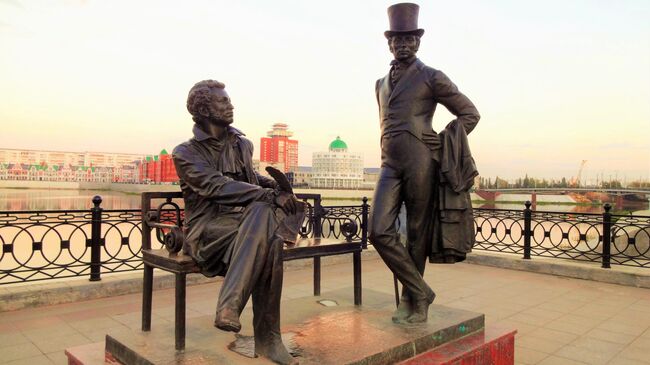 Памятник А. С. Пушкину и Евгению Онегину в Йошкар-Оле