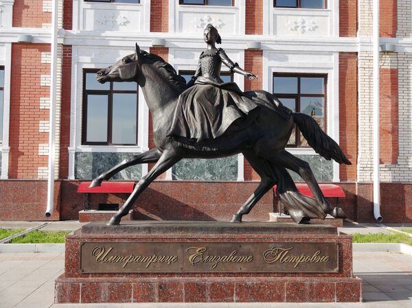 Памятник Императрице Елизавете Петровне на набережной Брюгге в Йошкар-Оле