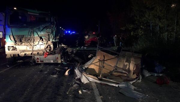 Последствия ДТП на трассе М-7 в Чебоксарском районе возле деревни Большие Карачуры в Чувашии. 11 октября 2018