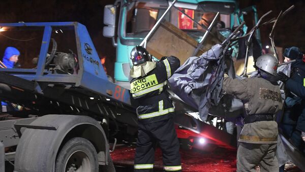 Сотрудники полиции и спасатели на месте столкновении автобуса с фурой в Чувашии. 11 октября 2018