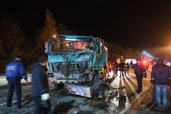 Сотрудники ДПС и спасатели на месте столкновения автобуса с фурой в Чувашии